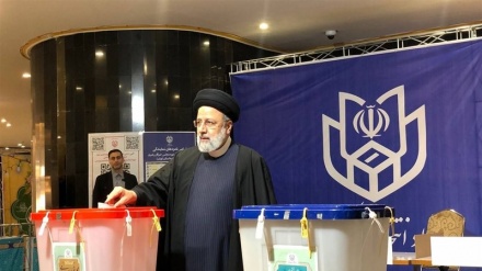 (FOTO DEL GIORNO) Elezioni Iran, ha votato presidente Raisi