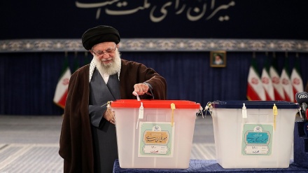 מנהיג המהפכה האסלאמית הצביע בבחירות