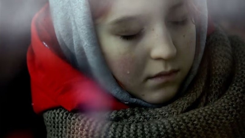 ウクライナ戦争で被害を受けた同国の少女