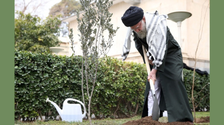 İnqilab Rəhbəri yarım əsirlik ənənəni davam etdirir
