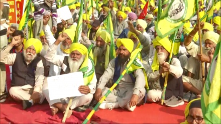 किसानों ने दिल्ली के रामलीला मैदान में बड़ी रैली की 