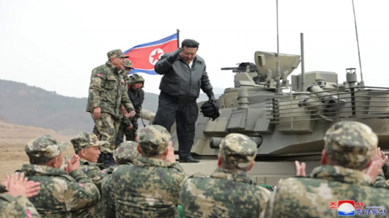 Kim Jong Un tinjau latihan pasukan Korut
