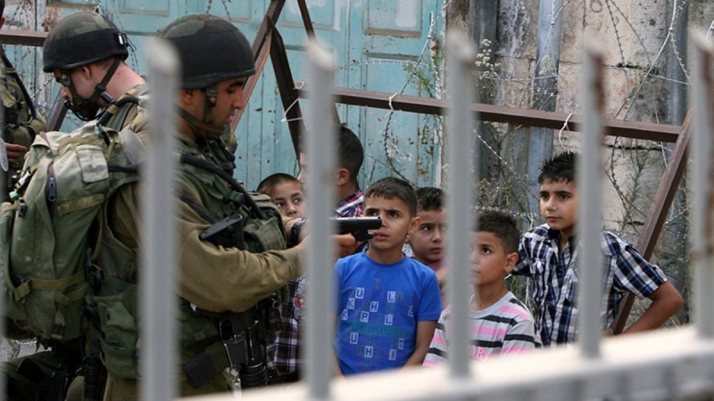 パレスチナ人の子供を不当逮捕するイスラエル