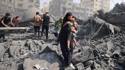 Pengungsi Gaza Salat Jumat di Dekat Reruntuhan Masjid di Rafah