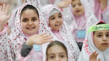 女子児童によるイランとイスラムの祭典「天使たちの礼拝」