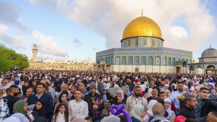 د فلسطین په الاقصې جومات کې د شل زره نفرو لمونځ ادا کول