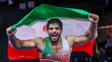 伊朗选手在土耳其摔跤比赛中获得冠军
