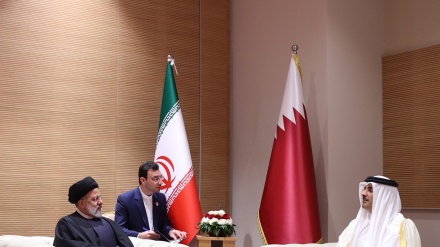 Raisi takohet me Emirin e Katarit, kritikon qeveritë rajonale për mbajtjen e marrëdhënieve me Izraelin