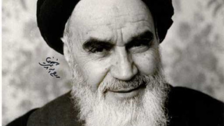 Imam Khomeini, dan Bait-Bait Syair Irfani serta Cinta