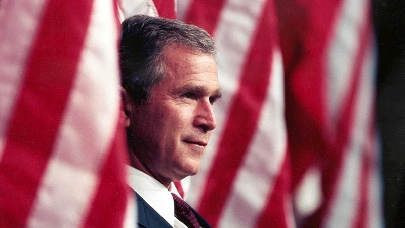تصویری از جورج دبلیو بوش، یکی از روسای جمهور آمریکا که با بهانه تروریسم به چند کشور اسلامی حمله کرد و سبب قتل بیش از چند میلیون مسلمان شد.