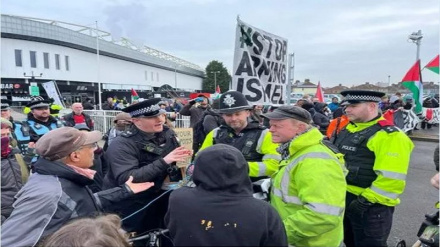 Собрание палестинских сторонников, протестующих против военной поддержки сионистского режима Великобританией в Бристоле