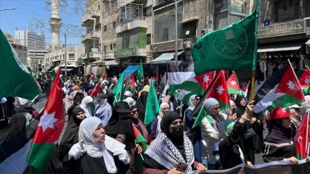 מפגינים פרצו מחסומים בדרך לשגרירות ישראל בעמאן