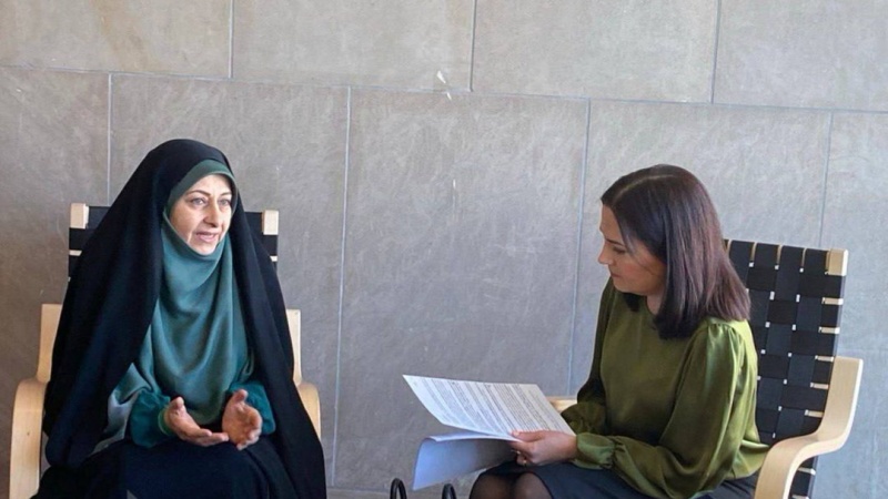 Wapres Iran urusan perempuan Ensiyeh Khazali, dan Menteri Keamanan Sosial Finlandia Sanni Grahn-Laasonen