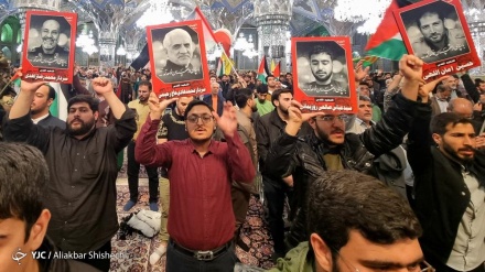 Qytetarët e Mashhadit janë mbledhurnë Mauzoleun e Imam Reza (a.s.) në mbështetje të sulmit hakmarrës të Iranit ndaj Izraelit/Foto