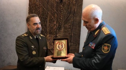 שר ההגנה האיראני נפגש עם שר ההגנה הקזחי