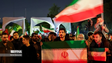 Qytetarët iranianë mblidhen në mbështetje ndaj sulmit me raketa dhe dronë kundër Izraelit/Foto