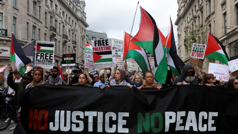 تصویر تظاهرات همبستگی با مردم فلسطین در لندن در 14اکتبر 2023. روی بنر نوشته شده است: اگر عدالت نباشد صلحی نخواهد بود. (REUTERS/Susannah Ireland)