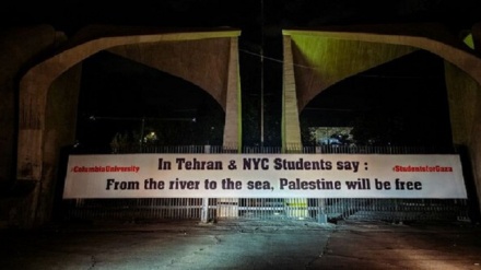 Размещение баннера в поддержку антисионистских протестов перед Тегеранским университетом