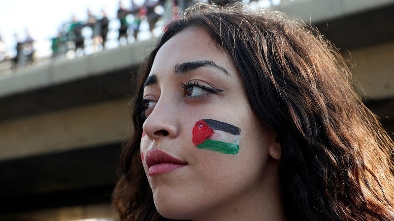 レバノン首都ベイルートで行われたパレスチナ支持デモで、顔にパレスチナ国旗をペイントした少女（Mohamed Azakir／ロイター通信）