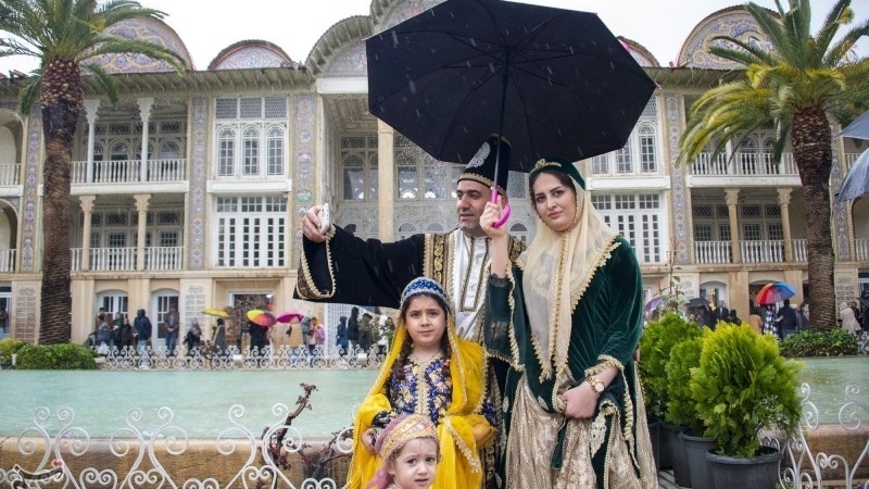 在设拉子埃拉姆（天堂）花园游玩的伊朗家庭