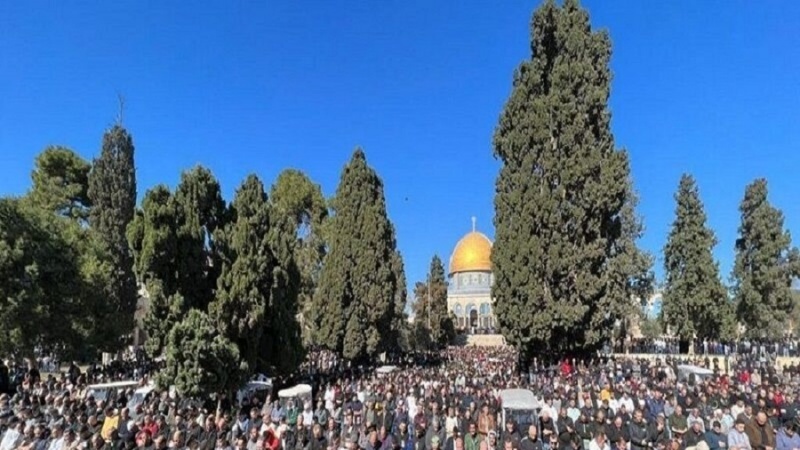 Dhjetëra mijëra palestinezë falin namazin e xhumasë në xhaminë Al-Aksa