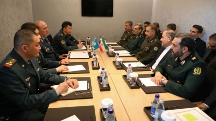 İran ile Kazakistan savunma bakanları, ikili işbirliği geliştirmeyi ele aldılar
