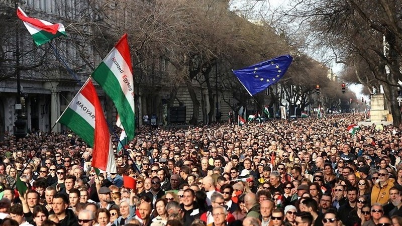 הונגריה: עשרות אלפים השתתפו במחאה בבודפשט נגד אורבן
