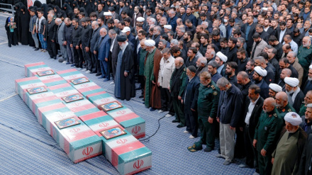 İnqilab Rəhbəri yeddi Qüds yolu şəhidinin cənazəsinə namaz qılıblar