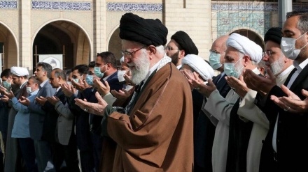 Namazi i Fitër Bajramit me në krye Liderin Suprem të Revolucionit Islamik 