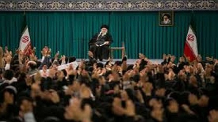 مطالبه رهبر معظم انقلاب اسلامی در دیدار با دانشجویان: نگاه نقادانه در کنار نگاه سرافرازانه به پیشرفت‌ه