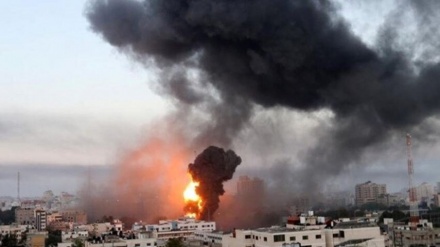 (VIDEO) Il momento del bombardamento di una casa a Beit Lahia, nel nord della Striscia di Gaza