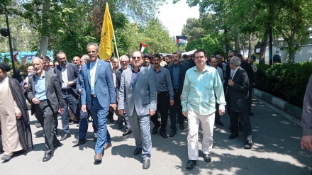 Studenten-Fußmarsch in Teheran zur Unterstützung propalästinensischer Proteste in den USA 