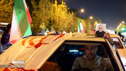 İsrailə raket və PUA hücumunu dəstəkləyən insanların gecə toplanması