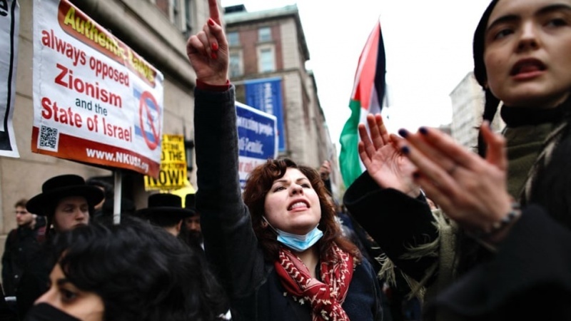 په نیویارک کې د کولمبیا پوهنتون مخې ته مظاهره چیانو د اسراییلو د جنایتونو پرضد لاریون وکړ. (Kena Betancur/AFP/Getty Images)