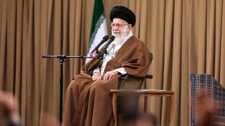 (VIDEO) Leader: E` impossibile che la nazione iraniana si arrendi agli Usa