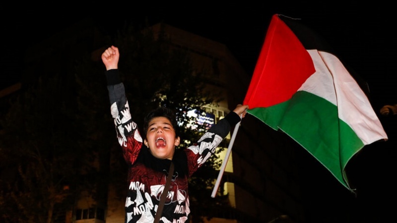 השמחה של ילד איראני עם דגל פלסטין בליל העונש של המשטר הציוני