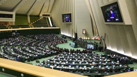 Nis punën parlamenti i 12-të iranian, në atmosferën e martirizimit të kreut të qeverisë së 13-të