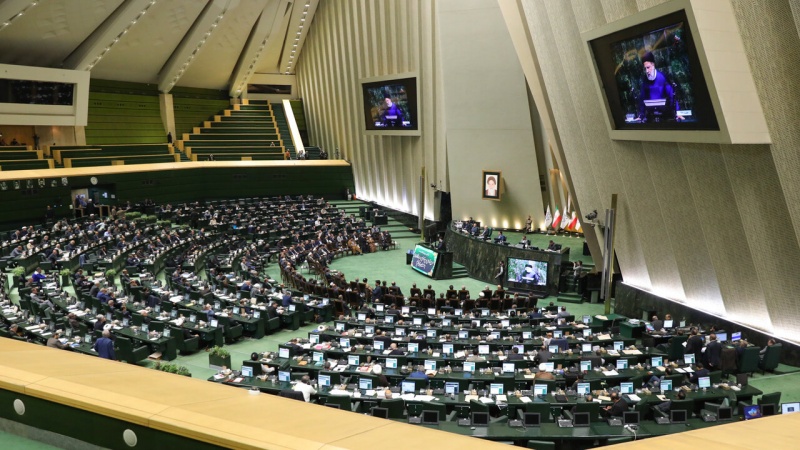 Nis punën legjislatura e 12-të e Parlamentit Islamik të Iranian, në atmosferën e martirizimit të kreut të qeverisë së 13-të