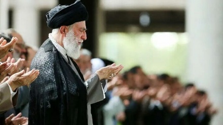 Lideri Suprem i Revolucionit fali namaz mbi trupat e Presidentit dëshmor dhe shoqëruesve të tij