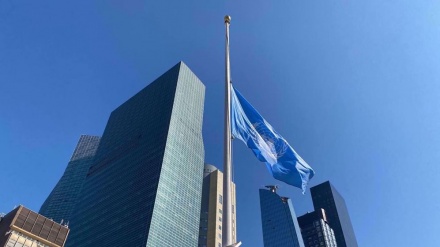Flamuri i OKB-së në gjysmë shtizë për dëshmorët e rrëzimit të helikopterit në Iran