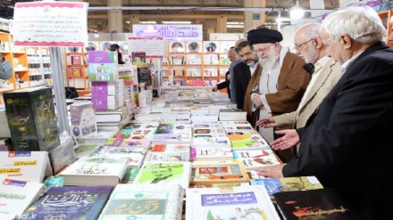 رهبر انقلاب در بازدید از نمایشگاه کتاب؛ تولید کتاب و ترویج کتابخوانی، وظیفه مهم مسئولان است