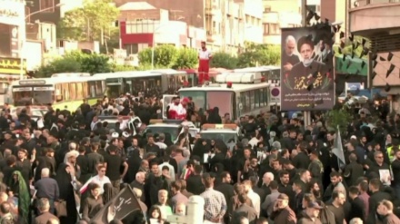 حضور پرشور مردم تهران همراه با دیگر داغداران ایران اسلامی برای اقامه نماز و تشییع شهیدِ جمهور و همراهانش 