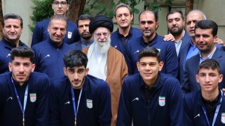 Памятное фото чемпионов мира по студенческому волейболу с Имамом Хаменеи