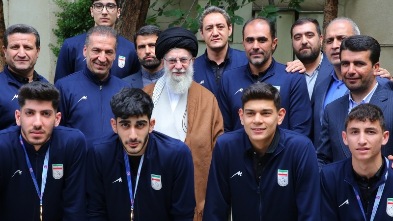 Памятное фото чемпионов мира по студенческому волейболу с Имамом Хаменеи