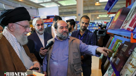 Kiongozi Muadhamu wa Mapinduzi ya Kiislamu atembelea Maonyesho ya Vitabu ya Tehran