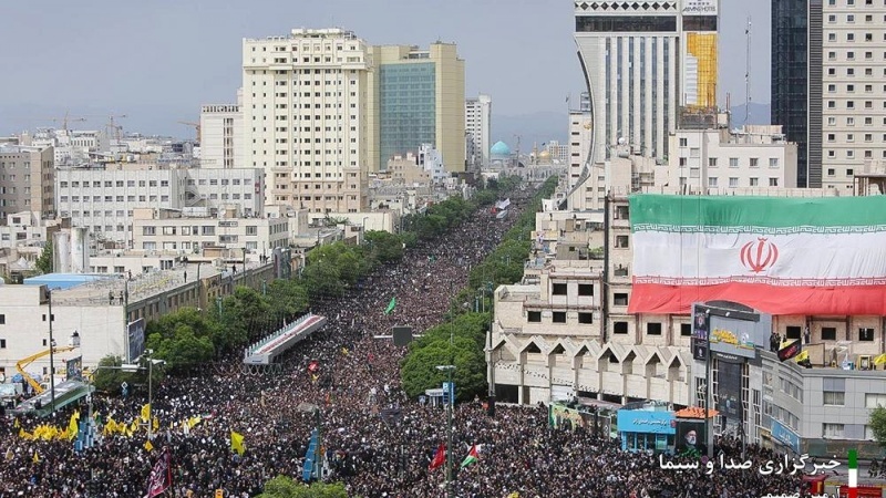 पवित्र नगर मशहद में शहीद राष्ट्रपति के अंतिम संस्कार में दसियों लाख ईरानियों की उपस्थिति