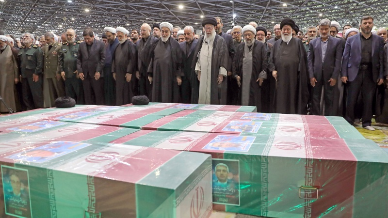 Ayatollah Khamenei leitet Gebete, während sich Millionen Trauernde zur Beisetzung von Präsident Raisi versammeln