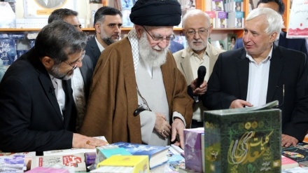 Vizita tre-orëshe e Udhëheqësit të Revolucionit në ekspozitën e librit në Teheran 