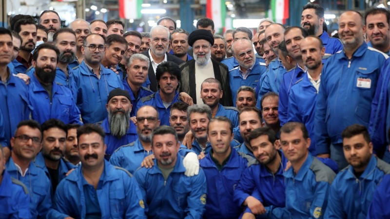 Presiden Iran Syahid Ebrahim Raisi bersama para pekerja