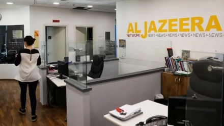 İsrail polisi, bu medyanın kapatılmasının ardından El Cezire TV kanalının ofislerine baskın düzenledi